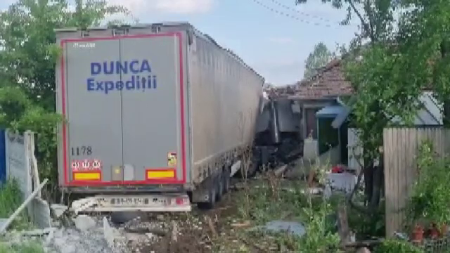 Șoferul unui TIR a făcut prăpăd în Strehaia. Doi tineri s-au trezit cu vehiculul în bucătărie: ”M-am închinat”