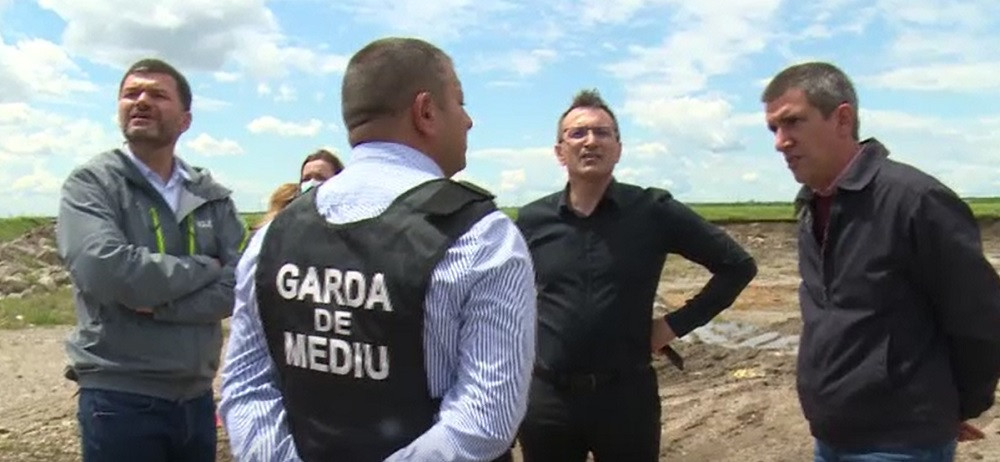 Descinderi cu mascați și Garda de Mediu în Dâmbovița. Au fost descoperite deșeuri periculoase