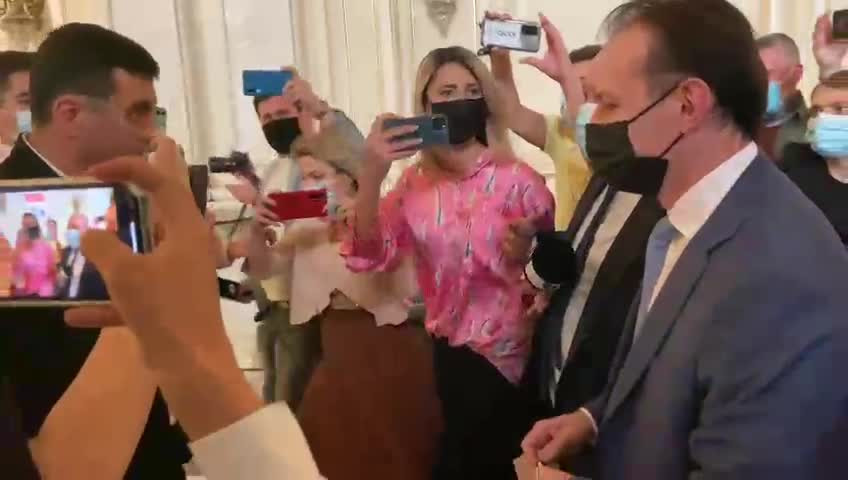 VIDEO. Premierul Cîțu a fost ”fugărit” de jurnaliști și Simion, liderul AUR, prin Parlament