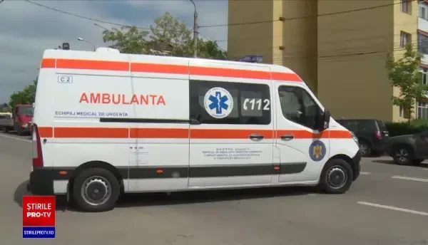 O femeie cu doi copii mici au fost izbiți de o maşină pe o trecere de pietoni din Târgovişte