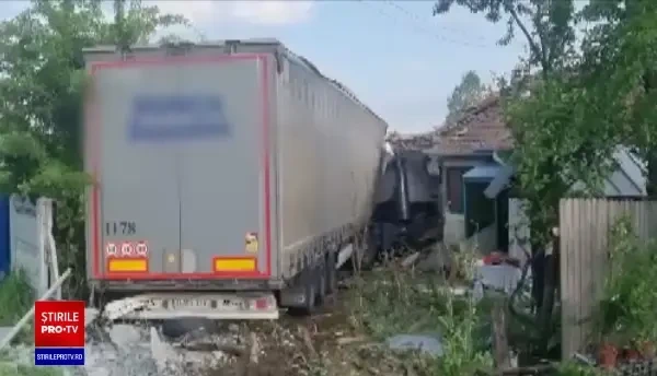 Șoferul unui TIR a făcut prăpăd în Strehaia. Doi tineri s-au trezit cu vehiculul în bucătărie: ”M-am închinat”