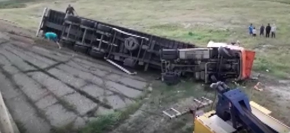 Accident rutier pe DN25. Un TIR a ajuns pe câmp, după ce s-a rostogolit zece metri