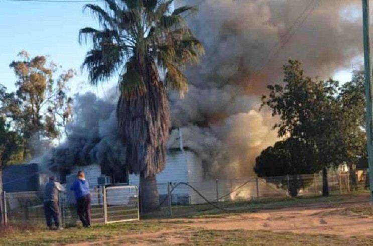 O femeie și copiii săi au rămas fără adăpost, după ce un incendiu provocat de șoareci le-a mistuit casa