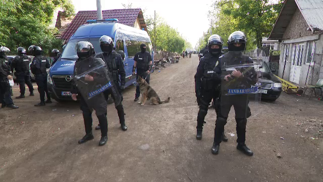 Descinderi de amploare într-o localitate din Călărași. Zeci de firme ardeau ilegal deșeuri: ”Mai ard băieții un cauciuc”