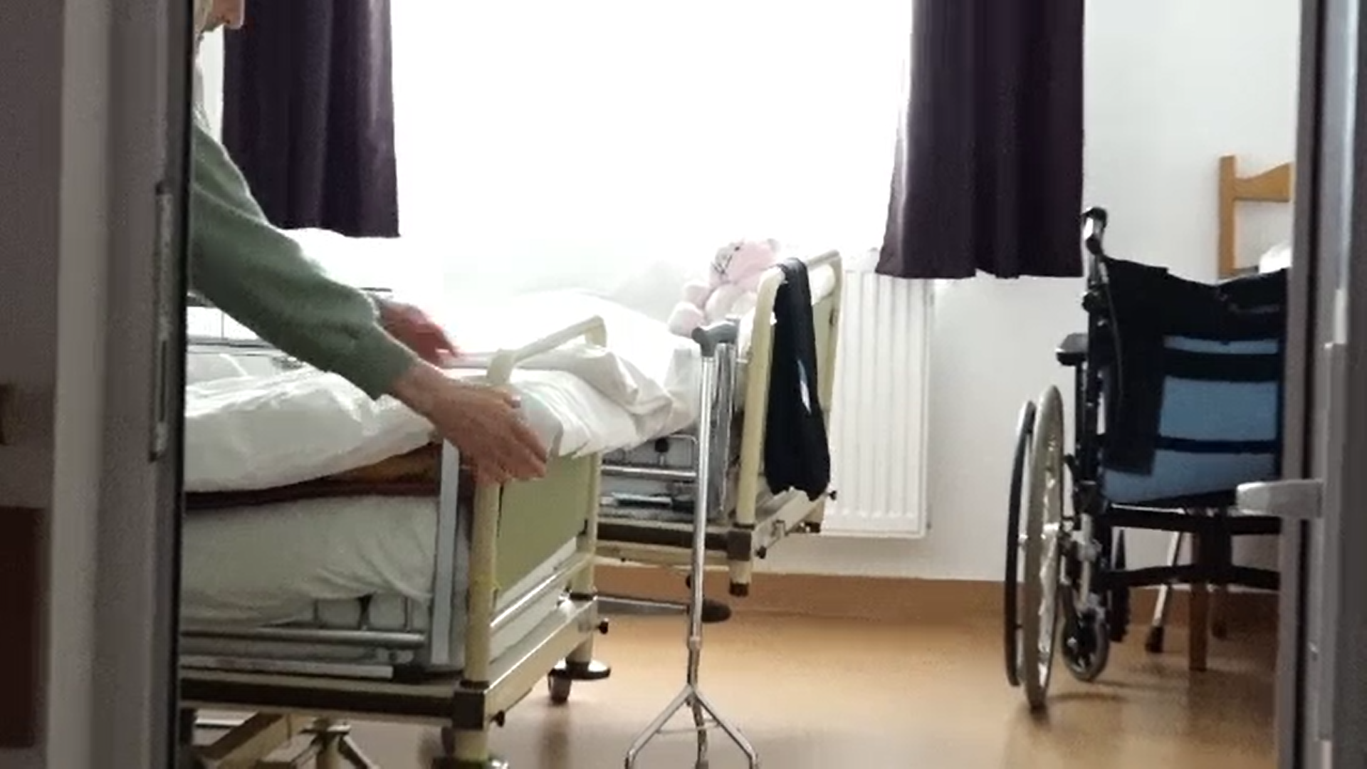 Anchetă la un centru de bătrâni din judeţul Bistriţa. S-au găsit nereguli grave după moartea unui bătrân