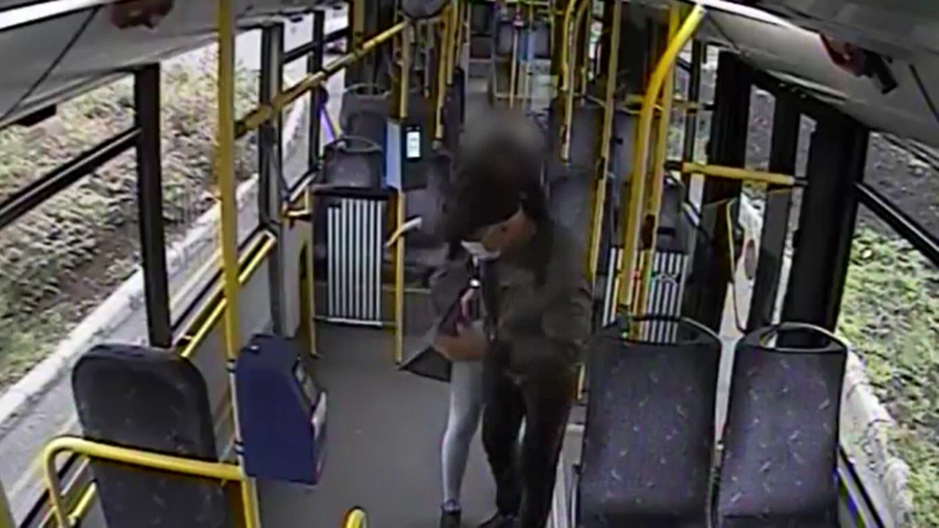 Controlor de bilete, pălmuit în autobuz de o tânără de 20 de ani