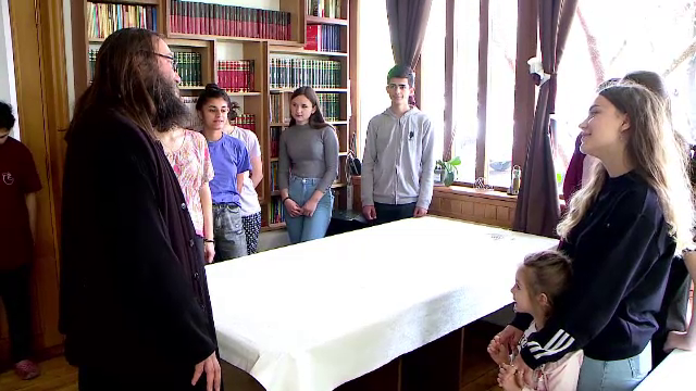 De 1 Iunie, un preot din judeţul Iaşi le va oferi copiilor sărmani mii de porții de tort și de pizza