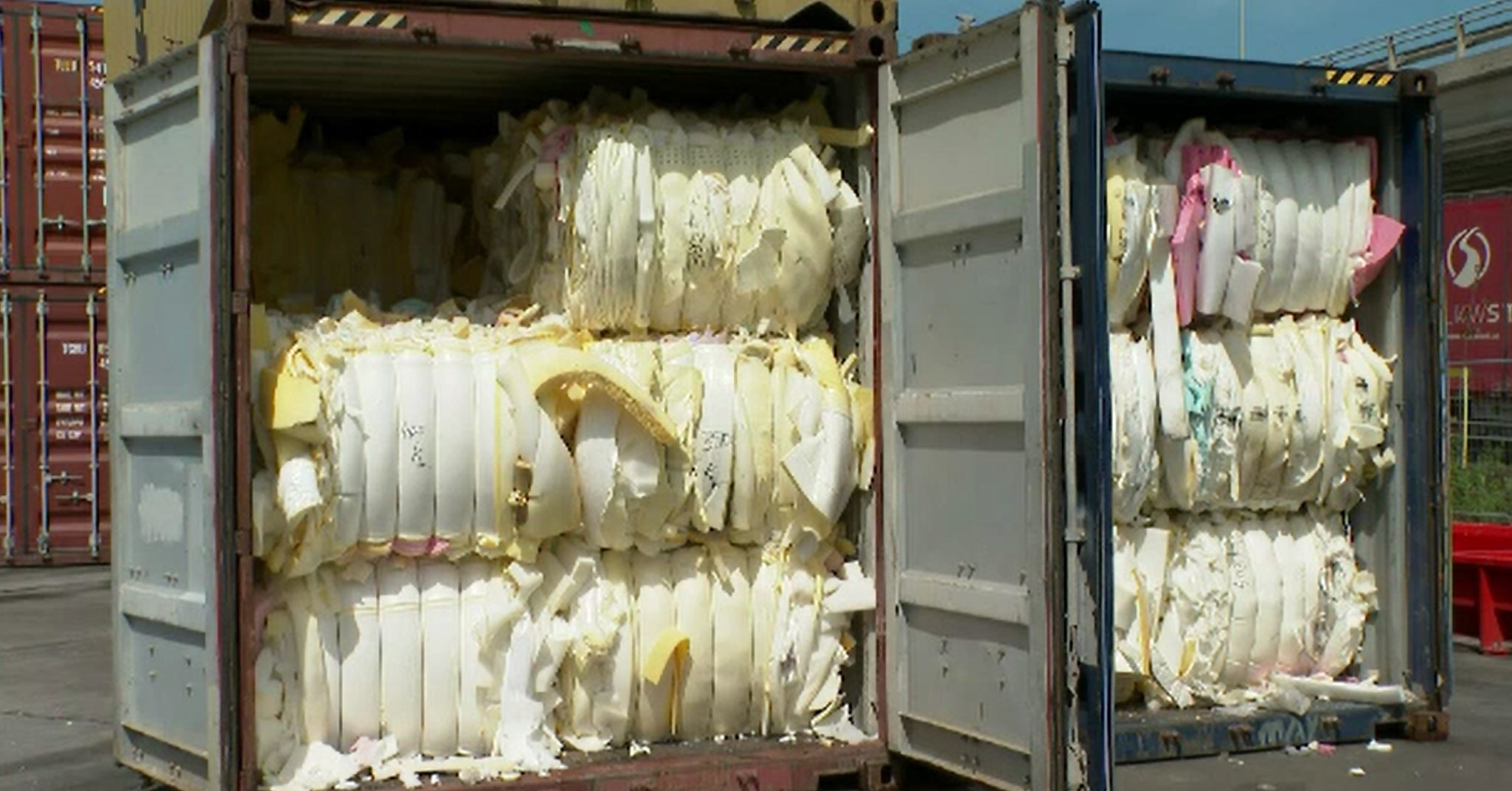 Două containere cu deșeuri exportate ilegal, descoperite la Constanța