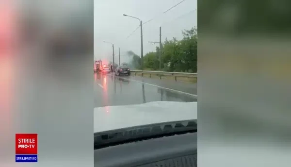 Un tramvai din Craiova a luat foc după ce a fost lovit de trăsnet. GALERIE FOTO