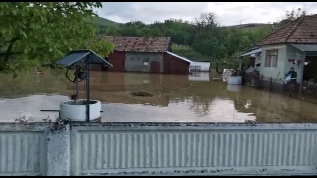 Ploile abundente au făcut prăpăd în țară. Pompierii au lucrat ore în șir să scoată apa din locuințe