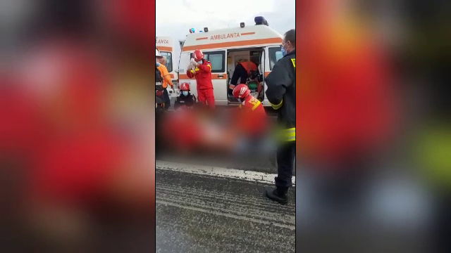 Accident grav pe A1. Un șofer și pasagerul din dreapta au ajuns la spital, după ce mașina lor s-a răsturnat