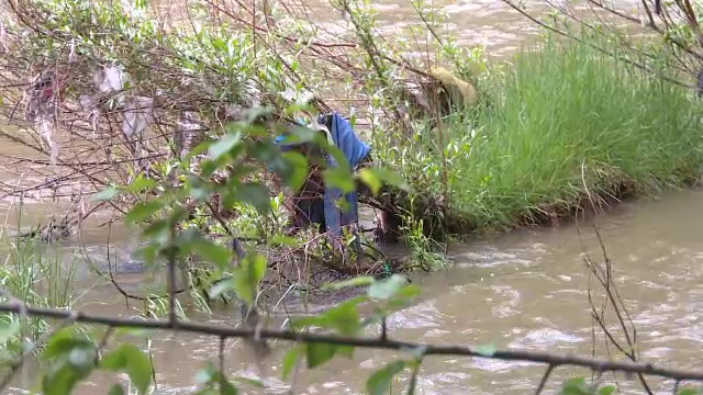 Magazinele second hand, principala cauză de poluare a Jiului. Cum este posibil