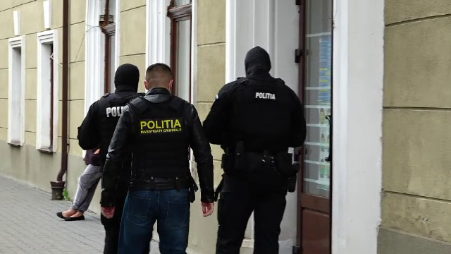 Trei importanţi funcţionari din Primăria Bistriţa, reținuți după percheziții. Care sunt acuzațiile
