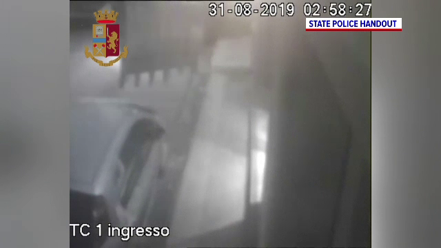 Bancomate sparte cu excavatorul, în Italia. Cât au reușit să fure hoții