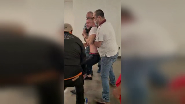 Filmul arestării interlopului Florian Tudor, zis ”Rechinul”. A fost luat pe sus, în timp ce striga că este sugrumat
