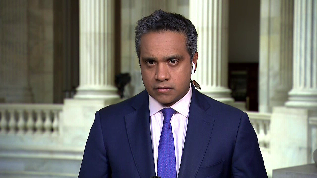 Reacția unui reporter când s-a trezit cu o insectă uriașă pe gât