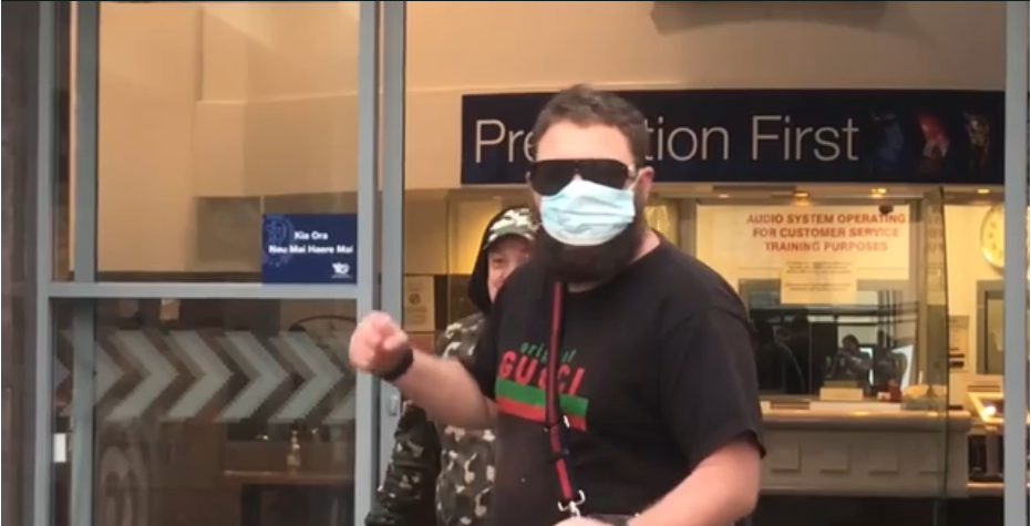 Un fugar din Noua Zeelandă a închiriat un elicopter pentru a se preda poliției ”cu stil”. Pe drum, a oprit să ia șampanie