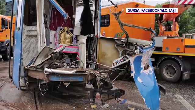 Tramvai lovit violent de un TIR care a trecut pe roșu, în Iași. VIDEO