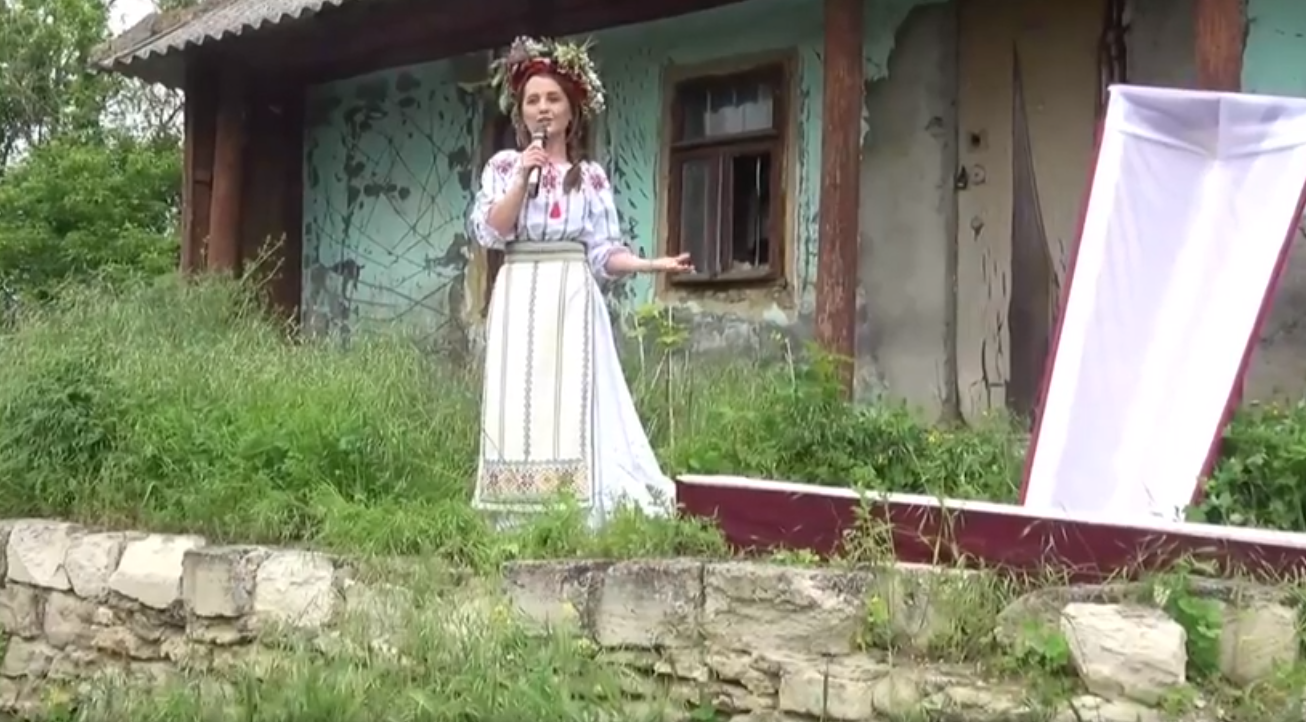 Campanie electorală în R. Moldova. VIDEO: O tânără iese dintr-un sicriu și recită versuri