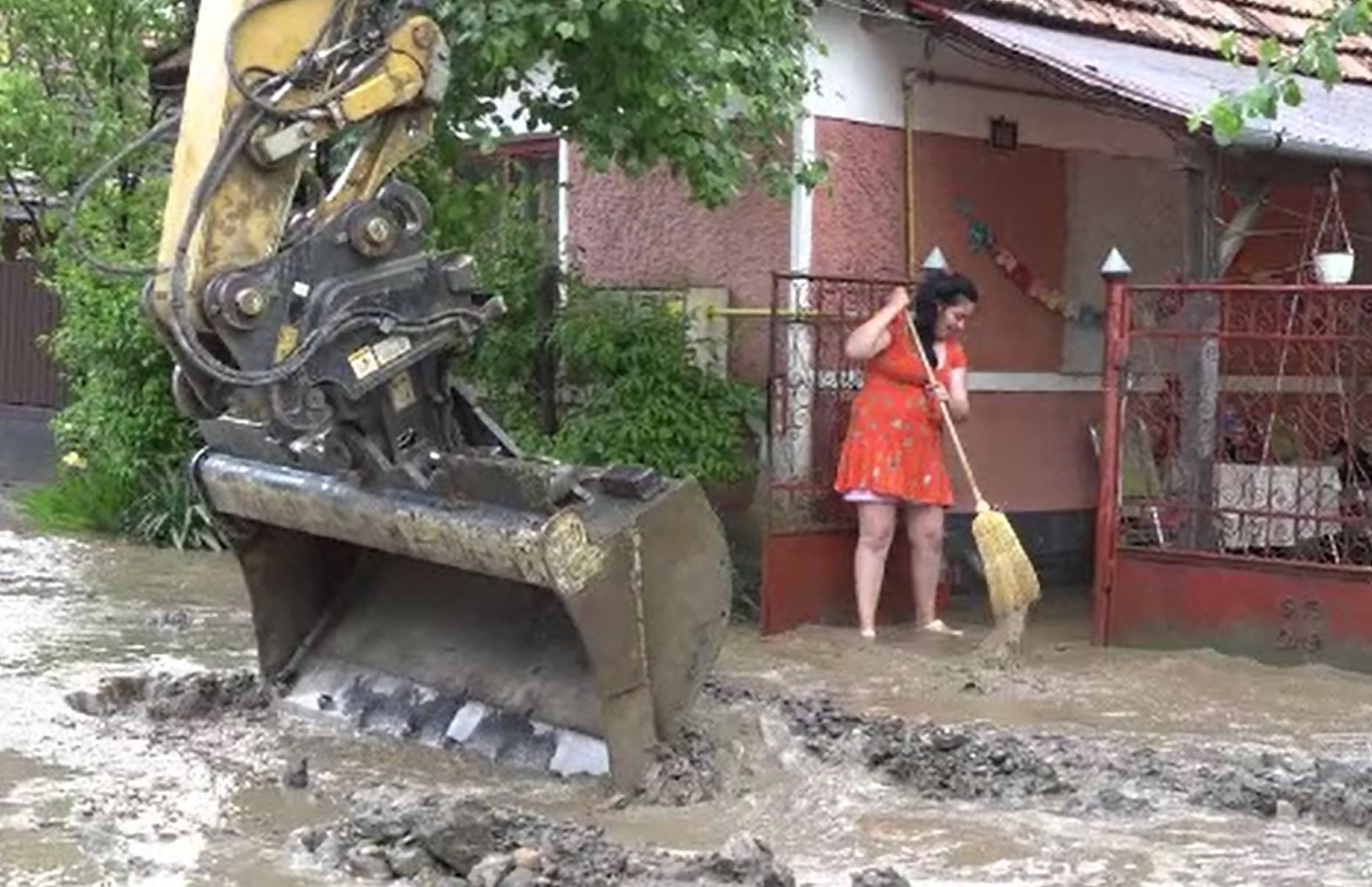 Ploile violente au făcut prăpăd în mai multe zone din țară. Oamenii au privit neputincioși cum casele le sunt inundate