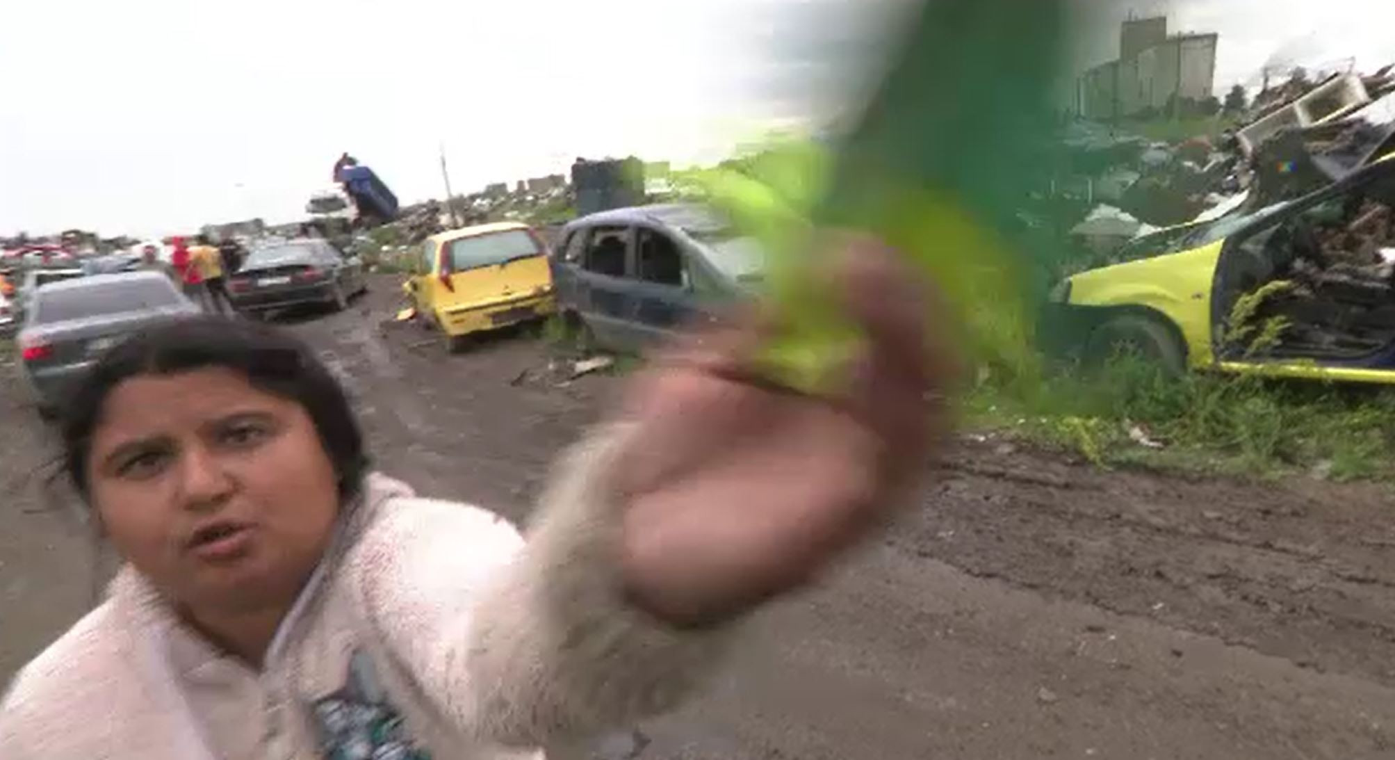 Localitatea unde zeci de firme ardeau ilegal deșeuri pare de necontrolat. Reporterii, înconjurați de localnici