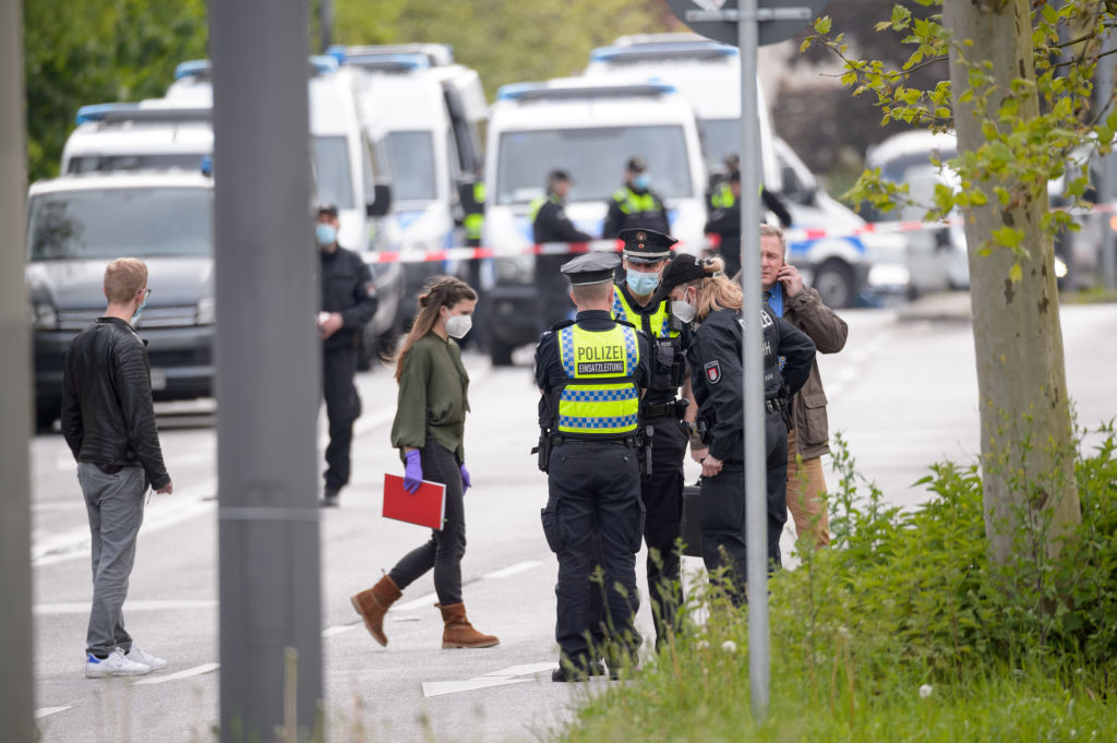 Posibil atac terorist în Germania. Bărbat împușcat de polițiști după ce a amenințat mai mulți șoferi cu cuțitul