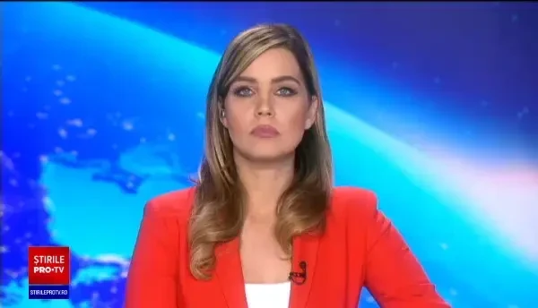 Tramvai lovit violent de un TIR care a trecut pe roșu, în Iași. VIDEO