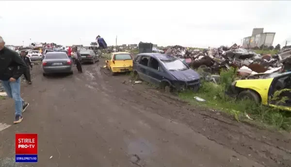 Localitatea unde zeci de firme ardeau ilegal deșeuri pare de necontrolat. Reporterii, înconjurați de localnici