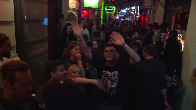 Petreceri în Centrul Vechi, ca înainte de pandemie. Au venit și străini pentru a profita de relaxarea de la noi