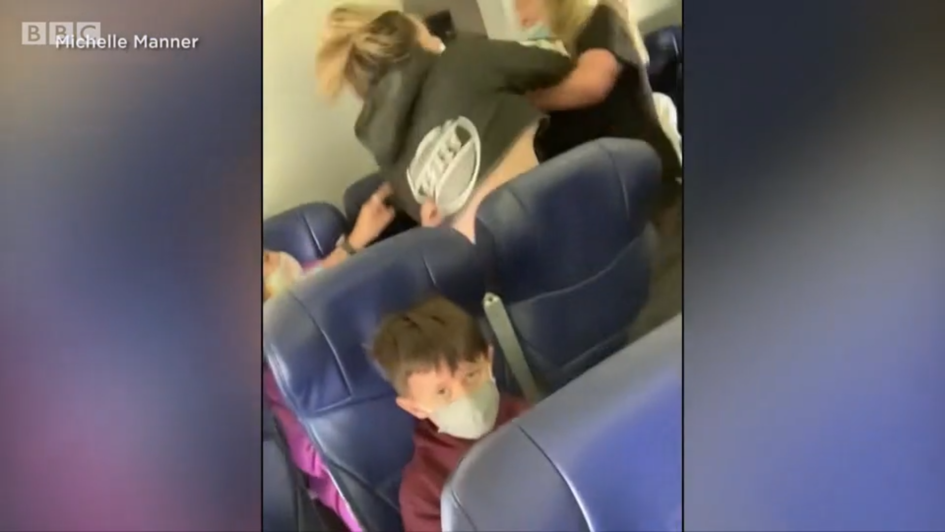 Video. O femeie a atacat o însoțitoare de bord, într-un avion care efectua o cursă internă în SUA