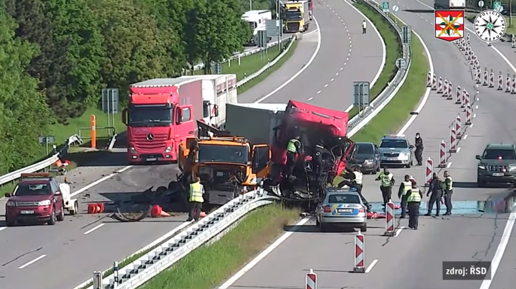 VIDEO. Un șofer de TIR român a murit în urma unui accident pe autostradă, în Cehia