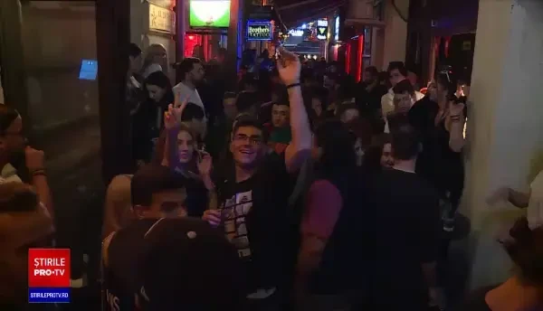 Distracție în Centrul Vechi al Capitalei. Tinerii au dansat umăr la umăr, fără restricții
