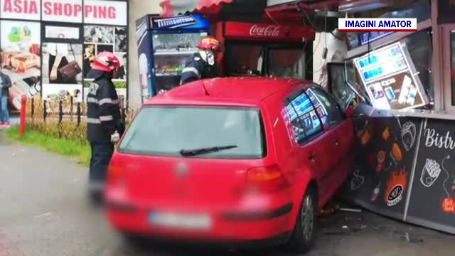 Băut și fără permis, un bărbat a intrat cu mașina într-un fast-food din Bistrița