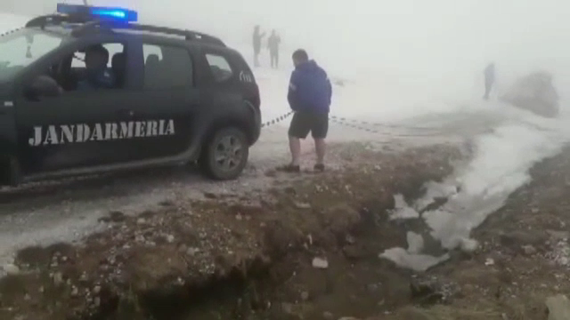 Mai mulți turiști au rămas blocați cu mașinile în zăpadă, în zona vârfului Bihor