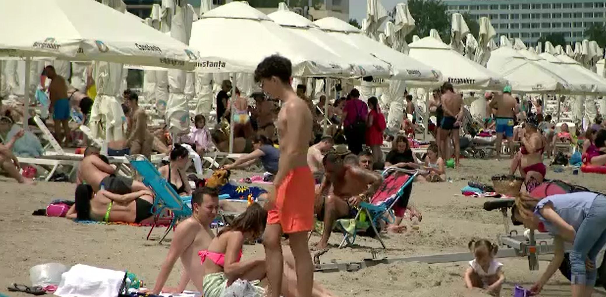 Val de turiști pe litoral, în ciuda vremii mohorâte. Prețurile au fost pentru toate buzunarele