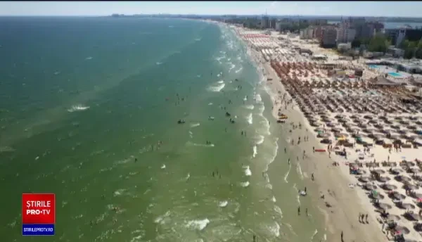 Val de turiști pe litoral, în ciuda vremii mohorâte. Prețurile au fost pentru toate buzunarele