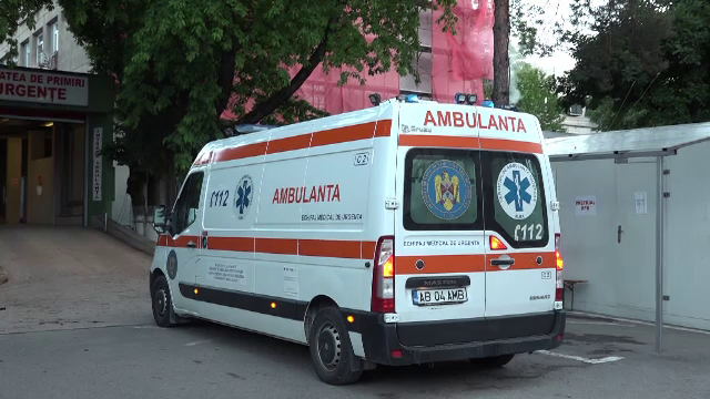 O fată de 15 ani a murit după ce s-a prăbușit 30 de metri în gol de pe un bloc din Alba Iulia