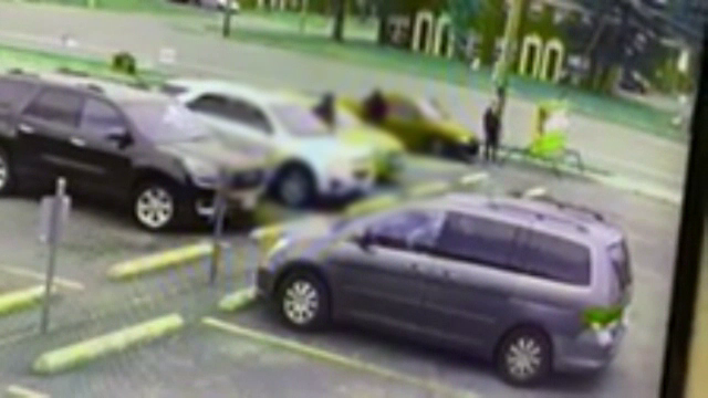 O șoferiță a scăpat cu viață după ce atacatorii au tras 23 de gloanțe spre ea. Momentul atacului a fost filmat