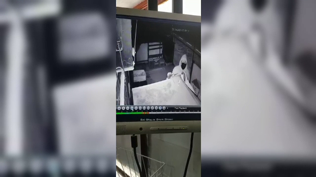 Doi hoți, filmați în timp ce furau bani dintr-un automat de cafea