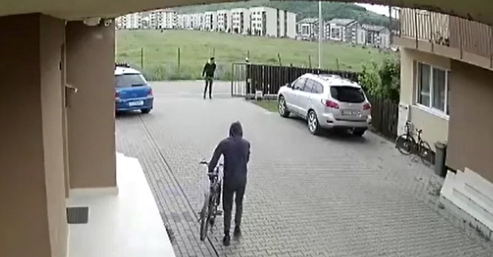 Tineri filmați în timp ce furau biciclete. Hoții au acționat în mijlocul zilei