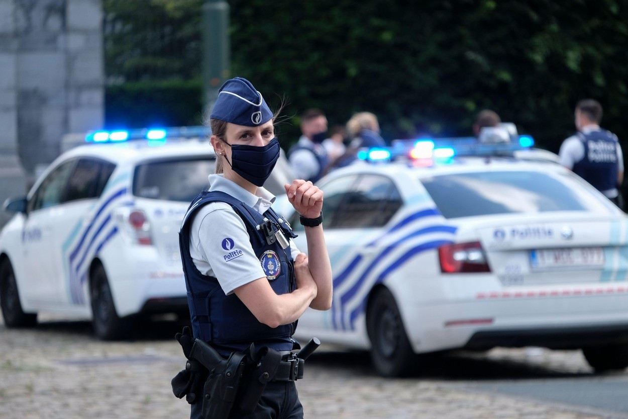 Crimă înfiorătoare în Belgia. O mamă a fost ucisă pe stradă, în timp ce își plimba bebelușul