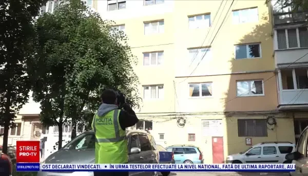 O fată de 15 ani a murit după ce s-a prăbușit 30 de metri în gol de pe un bloc din Alba Iulia