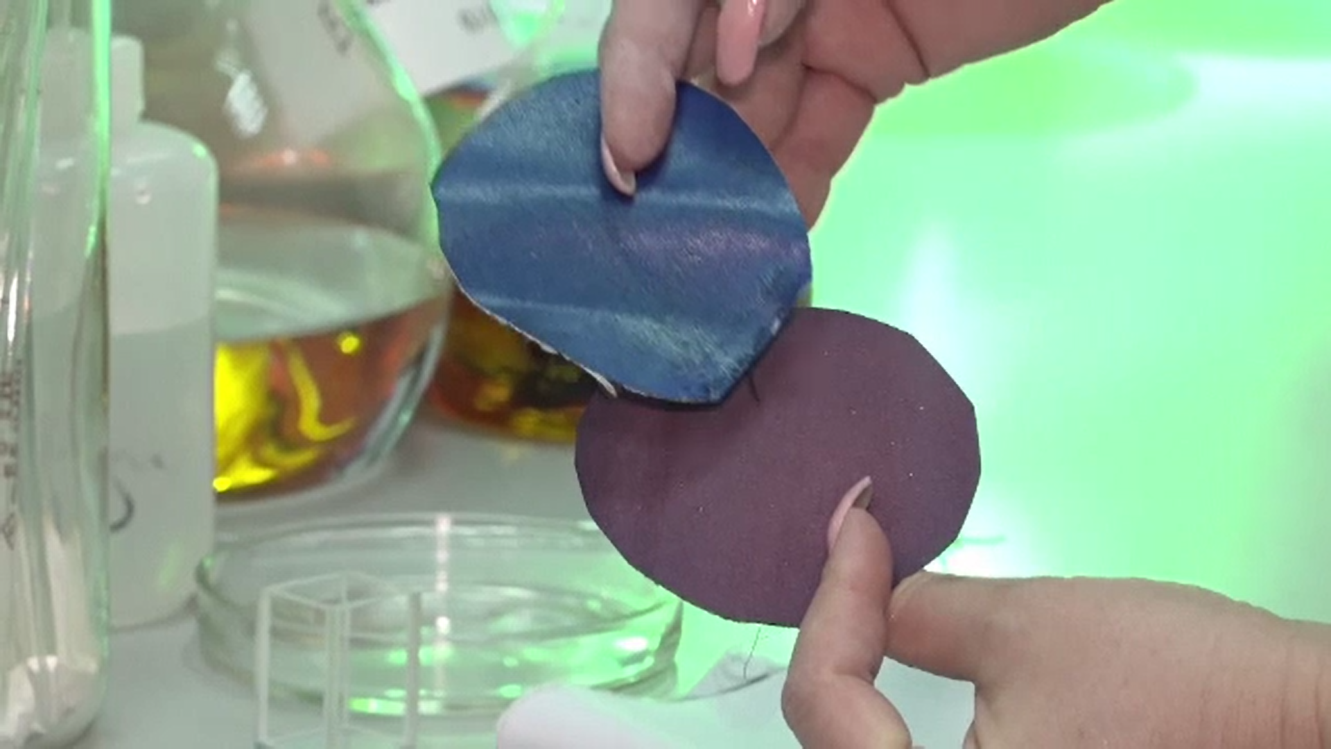 O echipă de cercetători din Rusia a inventat un material care ne-ar putea scăpa definitiv de spălatul hainelor