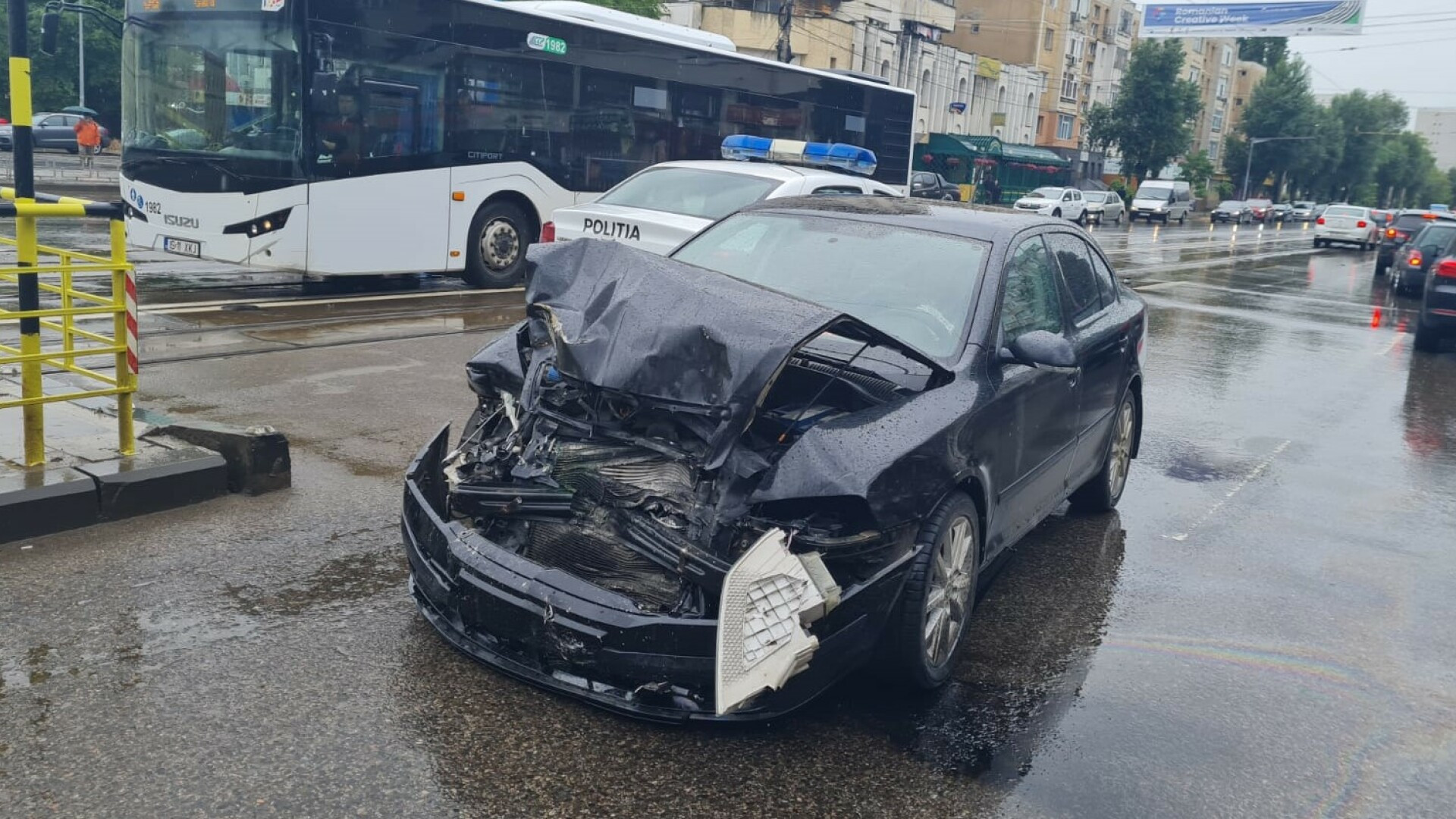 Un șofer a făcut prăpăd pe străzile din Iași. S-a urcat drogat la volan și a lovit 15 mașini