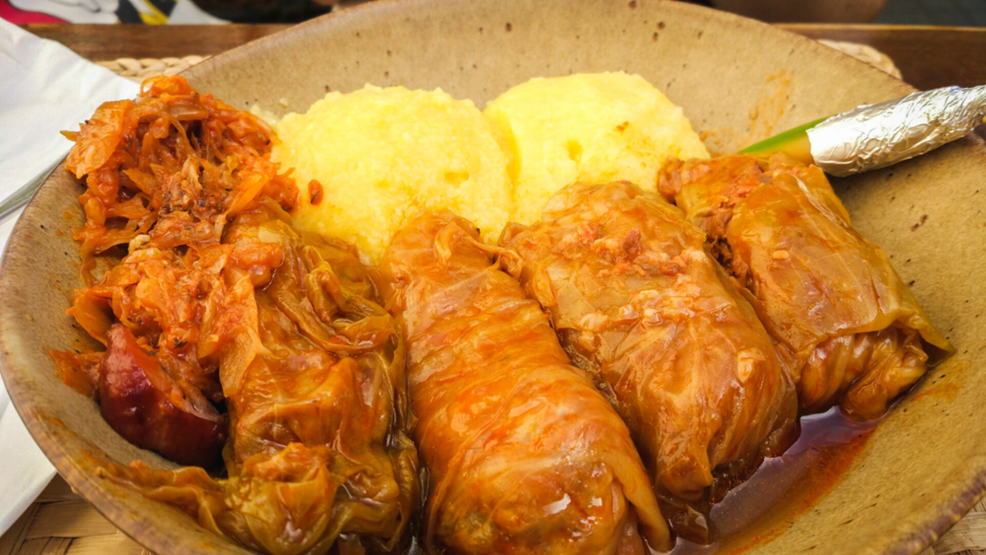 Sarmale și covrigi, pe lista recomandărilor UEFA pentru străinii care vin în România să vadă meciurile de la EURO