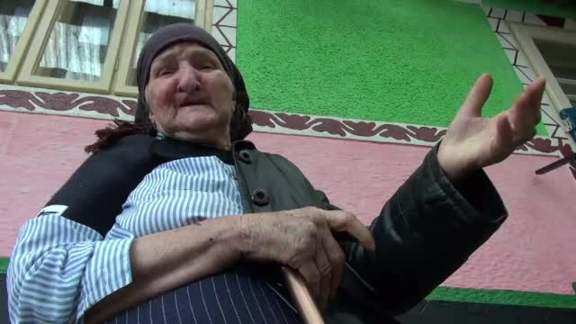 Poveste cumplită. Un bărbat a încercat să-și arunce mama bătrână în fântână: ”Tare am mai răcnit”