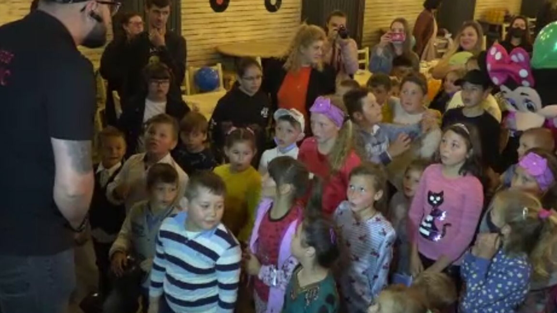 Petrecere specială pentru copiii sărmani din Botoșani, organizată de proprietarul unui club și o asociație