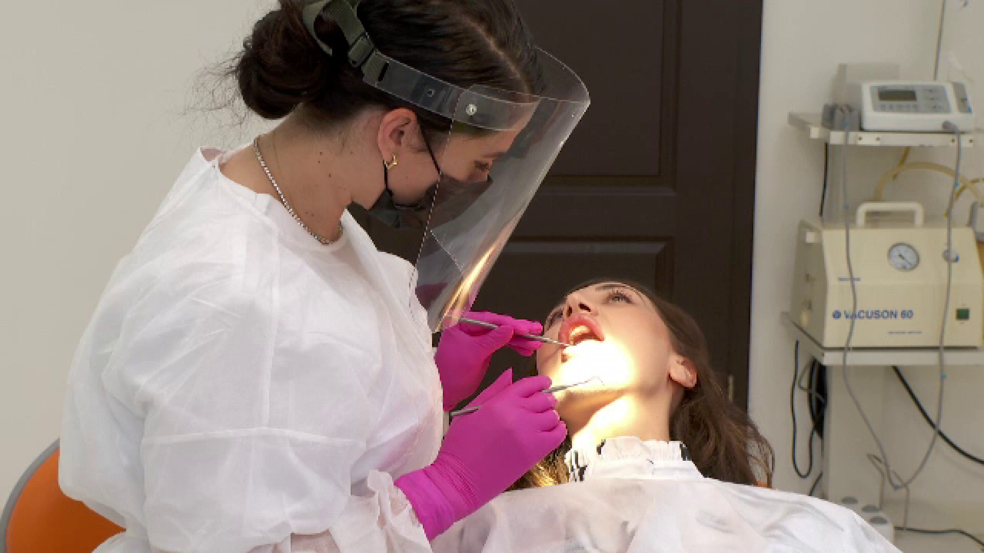 Cabinetele stomatologice încep să se aglomereze. Prețurile sunt și de 3-4 ori mai mici decât în țările vestice