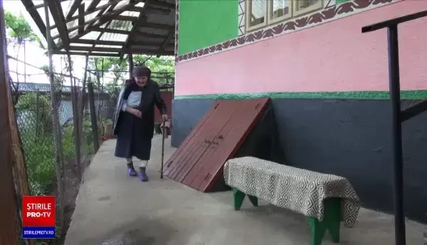 Poveste cumplită. Un bărbat a încercat să-și arunce mama bătrână în fântână: ”Tare am mai răcnit”