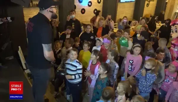 Petrecere specială pentru copiii sărmani din Botoșani, organizată de proprietarul unui club și o asociație